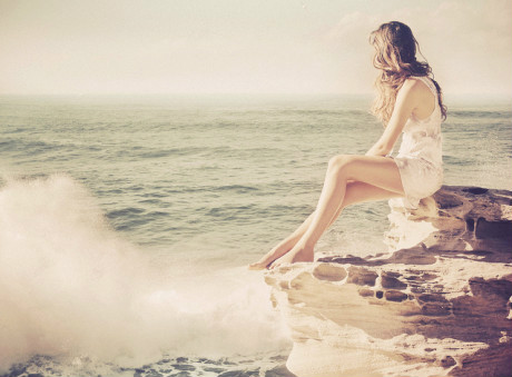 海边美<u>一</u>女图片