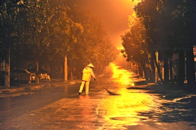 深夜里游走的路灯